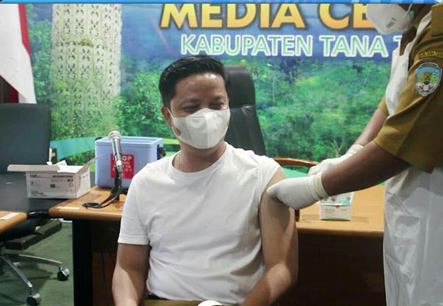 Bupati KTT Ibrahim Ali Jalani Vaksinasi Tahap Pertama