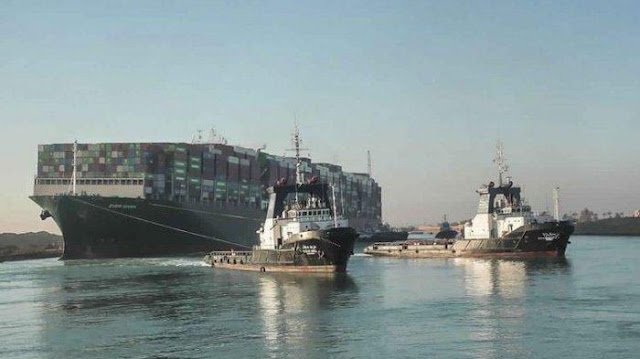 Kapal Kandas di Terusan Suez Berhasil Ditarik, Lalu Lintas Kembali Normal